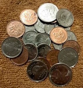 Lote de monedas mixtas canadienses Canadá 2000 1C 5C 10C 25C circuladas 20+ monedas - Imagen 1 de 1