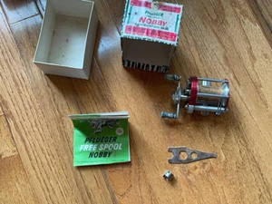 Pflueger Nobby rot Nr. 1965 - Bild 1 von 9
