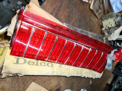 Lente de luz trasera Delmont Delta 88 Cutlass 1967 parte superior derecha 5958590 Oldsmobile Nuevo de Lote Antiguo Y6 Foto 1 de 4