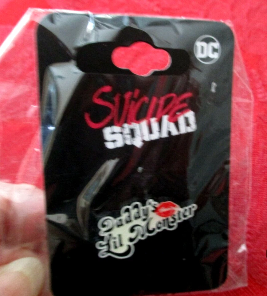 Pin ESCUADRÓN SUICIDA NUEVO DADDY’S LITTLE MONSTER esmalte Harley Quinn DC Warner Bros  Foto 1 de 1