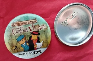 Seltener Nintendo DS Professor Layton and the Curious Village Pin, Spots - Bild 1 von 1