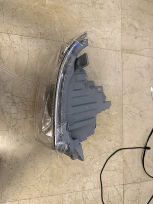 Faro lateral derecho con LED DRL para 2023-2024 ISUZU NPR-HD NRR NQR 5,2 L/6,0 L Foto 1 de 4