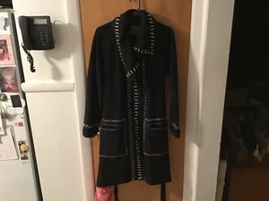 Abrigo suéter Anthropologie Ginebra con cinturón negro con acentos blancos - Imagen 1 de 4