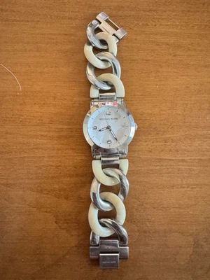 Michael Kors Runway MK4263 Womens Beige & Silver Strap Analog Quartz Watch MP742 - Image 1 of 4