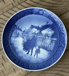 Plato de Navidad Royal Copenhagen 1980 "Trayendo a casa el árbol de Navidad" como nuevo - Imagen 1 de 2