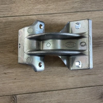 Nuevo Genuino LR DEFENDER LADO IZQUIERDO GUÍA SOPORTE DE MONTAJE L8BM-16A417-AC Foto 1 de 3