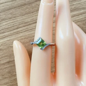 Cluster-Ring 9 kt Weißgold Peridot & Diamant, UK-Größe M, EU-Größe 52 - Bild 1 von 5