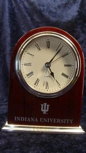 RELOJ DE PALISANDRO DE CUARZO CON ALARMA UNIVERSITARIA INDIANA ~ PRECIOSO ~ 5,25”x4” ~ En muy buena condición - Imagen 1 de 6