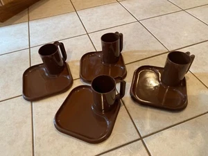 Vintage Picknickbecher und Tabletts aus Kunststoff / braun - Bild 1 von 6