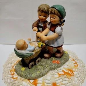 Figura Berta Hummel "Paseo por el Parque" 1999 Sujetador 83 Pareja con Bebé 5.5" - Imagen 1 de 8
