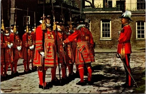 YEOMAN WARDERS Tower of London ENGLAND Postkarte - Bild 1 von 2