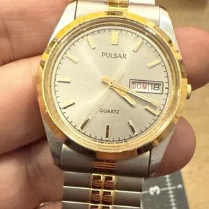 Seiko Pulsar Uhr Herren 35mm silbernes Zifferblatt bicolor Daydate Y148-8060 neue Batterie - Bild 1 von 13