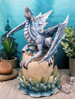 Luna Shylo dragon de gel arctique émergeant d'une statue d'éclosion d'œuf en cristal gelé