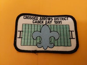 Parche de tela color Boy Scouts CROSSED ARROWS DISTRICT CABER DAY 1991 4 X 2 1/2 - Imagen 1 de 2