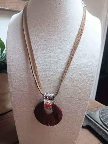VETEMENTS Collana con ciondolo in pietra preziosa rossastra con catena in corda di stoffa
