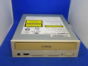 YAMAHA CRW-F1 IDE/ATAPI CDR/RW LAUFWERK WEISS  # GK8714 - Picture 1 of 3