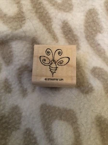 Auf Holz montierter Gummistempel mit einer Biene oder einem Insekt auf der Vorderseite. - Bild 1 von 8