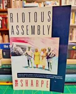 Riotous Assembly Tom Sharpe Atlantic Monthly Press 1st US Paperback 1987 VG+ - Imagen 1 de 7