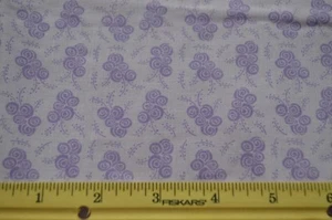 Tessuto - 100% Cotone - Mazzi di Fiori Viola su Lavanda Bkgd - 1 3/4 Y x 45" W - Foto 1 di 2
