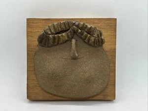 "Caprichoso arte 3D cerámica cara montada en madera colgante de pared 5,5" x 6"" firmado" - Imagen 1 de 11
