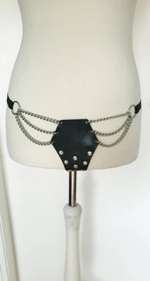 Lendenschurz Leder Slip schwarz Ketten Nieten silberfarben Gr.  S M neu Gummizug - Bild 1 von 4