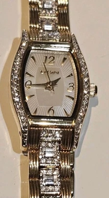 Novo relógio de pulso feminino With Days ELGIN folheado a ouro com strass - Imagem 1 de 3