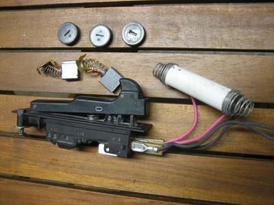 Makita Winkelschleifer GA 9030S - Ersatzteile / Schalter Schleifkohlen usw. - Bild 1 von 4