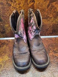 Botas de vaquero gitanas Justin para mujer 7. Parte inferior de cuero marrón 5 B-L9610 rosa camuflaje superior - Imagen 1 de 11