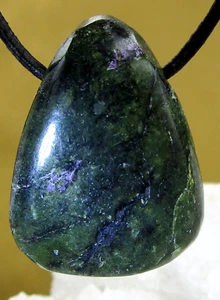 SERPENTIN mit STICHTIT Trommelstein gebohrt  EDELSTEIN ANHÄNGER  FREEFORM  Nr.2 - Bild 1 von 2