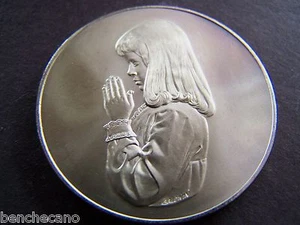 DIOS NOS BENDIGA A TODOS---NIÑA EN ORACIÓN Medallón de Níquel - Imagen 1 de 2