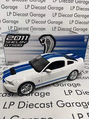 Ford Mustang Shelby GT500 2011 Greenlight Performance blanco con rayas azules 1:18 Foto 1 de 4