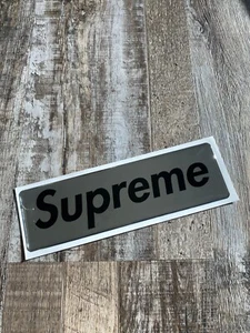 SUPREME KUNSTSTOFF BOX LOGO AUFKLEBER -FW15- SILBER - Bild 1 von 2