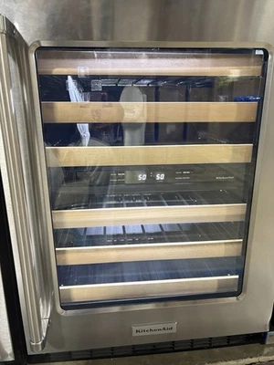 Bodega bajo encimera KUWR214KSB 24" con puerta de cristal y estantes delanteros de madera Foto 1 de 2