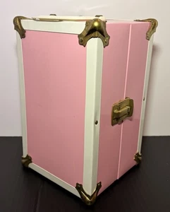 Vintage MCM ATCO rosa metallo bambola guardaroba vestiti baule custodia 10"x 6" anni 60 - Foto 1 di 12