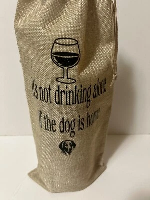 Bolsa de vino de arpillera con decir 'No se bebe solo si el perro está en casa Foto 1 de 2