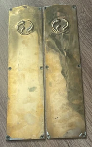 A STYLISH PAIR OF QUALITY ARTS & CRAFTS ART NOUVEAU BRASS DOOR FINGER PLATES - Picture 1 of 3