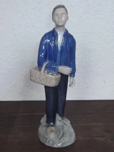 FIGURA DECORATIVA DE PORCELANA "CHICO CON CESTA" Nº2357 de Bing&Gröndahl #9499 - Imagen 1 de 6
