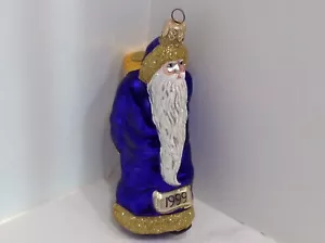 Patricia Breen Out mit dem alten blaugoldenen Weihnachtsbaumschmuck - Bild 1 von 6