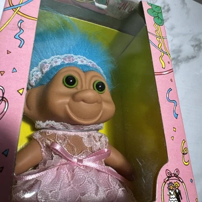 Muñeca Trolls Boda Figura Pelo Azul Rosa Vestido Tesoro De Colección NUEVO Foto 1 de 4