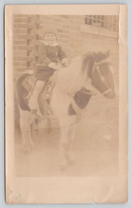 Postkarte RPPC kleines Kind in Winterkleidung sitzend auf Pony kleines Pferd - Bild 1 von 5