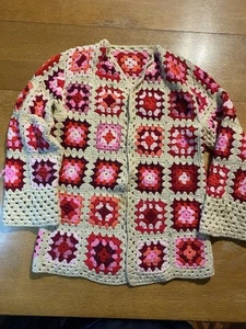 Cárdigan Suéter Cuadrado Vintage Hecho a Mano Crochet Abuela Rosa Rojo Crema Boho M - Imagen 1 de 7