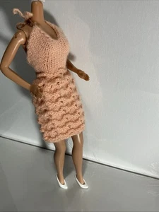 Vintage Pfirsich Puppenkleidung Neckholder Kleid Handgestrickt passt 11,5" Mode Barbie Eiche - Bild 1 von 6