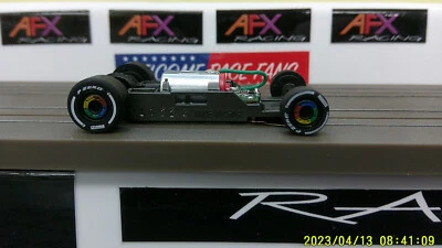 AFX RACING H.O. ESCALA MEGA G+ 1.7 CHASIS ESTRECHO LLANTAS ARCO IRIS BLANCO NEUMÁTICO P-ZERO Foto 1 de 4