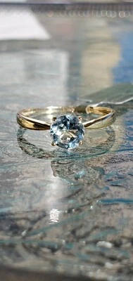 Кольцо с одним аквамарином круглой огранки из чистого желтого золота 10 карат  - Изображение 1 из 4