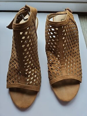 UNISA Ungaila 棕色素食皮革露趾钻石镂空二手状况完好 9 米 / 42.5 — 第 1/4 张图片