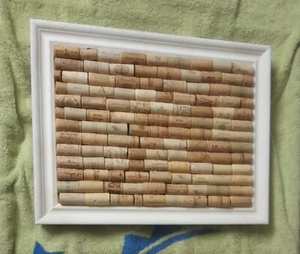 Pinnwand aus ca. 125 Weinkorken Im Weißen Holzrahmen Ca. 36 X 46 - Bild 1 von 1