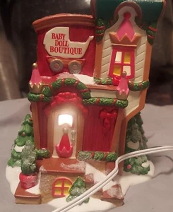 DEPT. 56 "NORTH POLE Addition BABY DOLL BOUTIQUE" Light Up Sammlerstück.  - Bild 1 von 2
