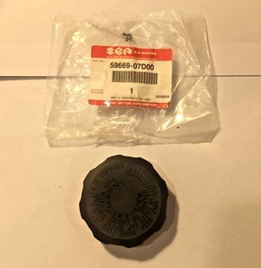 NOS - Suzuki GT550 GT380 GT250 - Ausgleichsbehälterdeckel - Teile-Nr. 59669-07D00 - Neu in OVP - Bild 1 von 3