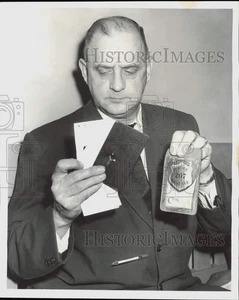 1963 Stampa Foto Detective C.E. Spiaggia che mostra distintivo e carte con fori di proiettile - Foto 1 di 2