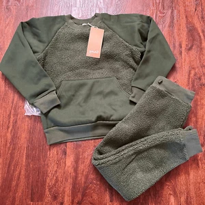 NWT Goumi Kids Spruce Sherpa Sweatsuit Set SZ 8-9Y Sweatshirt Pant Green Medium - Picture 1 of 3